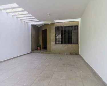 Casa para venda possui 180 metros quadrados com 3 quartos em Vila Gumercindo - SP
