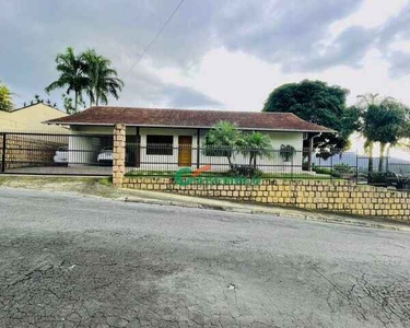 Linda casa térrea, com espaçoso terreno de esquina