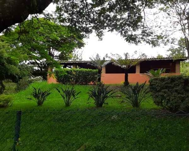 Linda chácara no condomínio New Parque Tênis, com estilo colonial