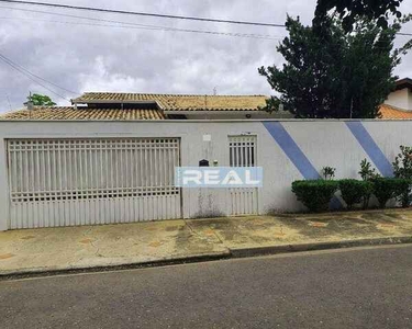 Ótima casa c/ 03 dormitórios sendo 01 suíte e edícula c/ 01 quarto e banheiro privativo