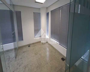 Sala com piso de granito e divisórias de vidro, à venda no Edifício Monte Carlo, na Alamed