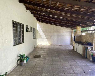 Vende-se Casa no Setor Bueno, 3 quartos, sendo 1 suite com armário, 1 sala ampla, 1 quarto