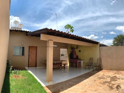 Belíssima casa com suíte + 02 quartos amplo - terreno