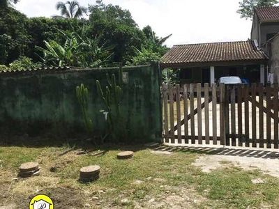 Casa com dois dormitórios para locação na praia de Peruíbe a 1000 metros do mar