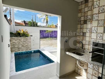 Casa em Peruíbe moderna com 2 quartos e área de lazer com piscina