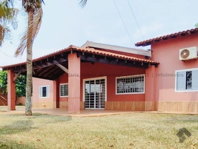 Casa estilo chácara com 1440m² de área total com 4 quartoss