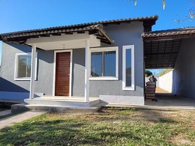 Casa Linear, 3 Quartos (sendo 1 Suite), Terreno Generoso com Area Goumet, Proximo a Praia,