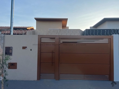 Casa nova em alto padrão de acabamento e lindo projeto