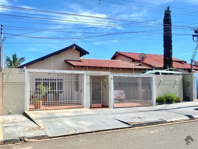 Casa térrea com 2 suítes e mais 3 quartos