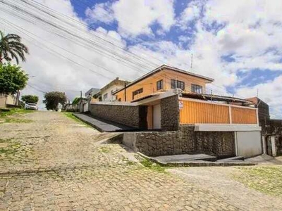 Excelente casa com 4 quartos para alugar no bairro do Cajueiro