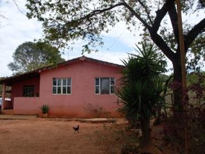 VENDE-SE SITIO EM CONCEICAO DO PARA PERTO DA MINA TURMALINA DE 4 HECTARES A BEIRA DO ASFALTO.