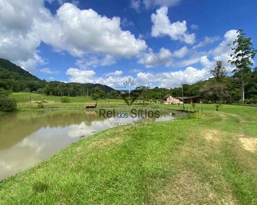 2 dormitórios, 1 suítes, 4 banheiro, 1 vaga na garagem, 24450M² de Área Construída