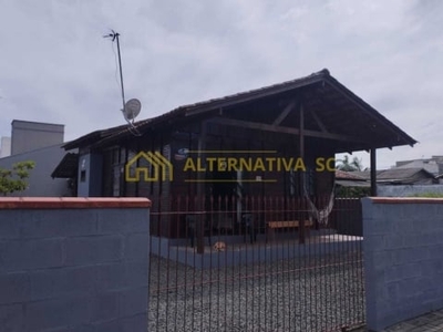 Aluguel para temporada! casa rústica para alugar com 02 quartos na praia em balneário piçarras, sc