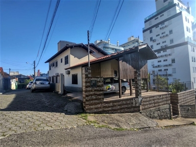 Casa em Agronômica, Florianópolis/SC de 90m² 3 quartos para locação R$ 3.900,00/mes
