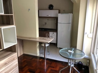 Ótimo apartamento jk no partenon, reformado, mobiliado, com 32m² privativos, lateral. possui hall de entrada, sala ampla dividida em 2 ambientes, banheiro com box de vidro e ventilação natural, cozinh