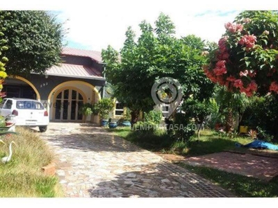 Casa Térrea com 6 Quartos à Venda por R$ 770.000