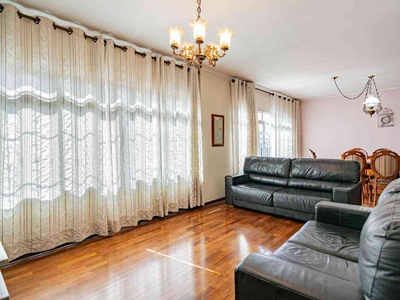 Casa com 3 quartos à venda no bairro Vila Mazzei, 200m²