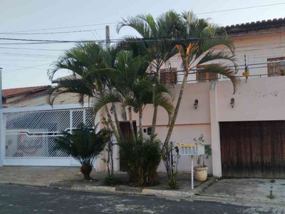 Casa com 4 quartos à venda no bairro Jardim Itatiaia, 700m²