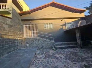 Casa com 3 quartos à venda no bairro Campo Alegre, 200m²