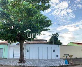 Casa com 4 quartos à venda no bairro Jardim Planalto, 460m²
