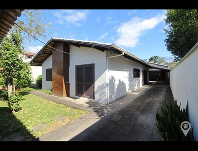 Casa no Bairro Velha em Blumenau com 4 Dormitórios (1 suíte) e 196.5 m²