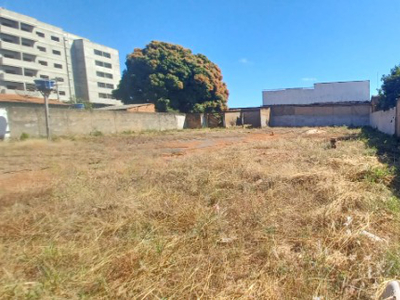 Terreno em Centro, Formosa/GO de 1470m² à venda por R$ 1.398.000,00