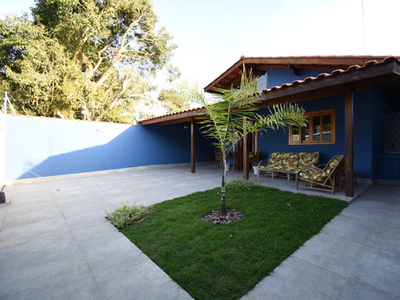 Casa Mobiliada E Com Piscina À Venda Em Peruíbe.