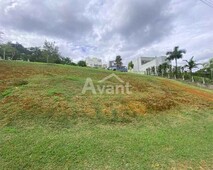 O Terreno à venda possui 895 m², com uma topografia em aclive, área verde frontal e latera