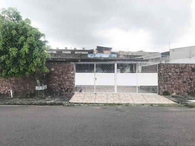 Casa com 4 quartos à venda no bairro Adrianópolis, 329m²