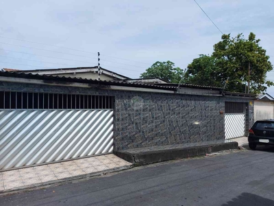 Casa com 4 quartos à venda no bairro Japiim, 217m²