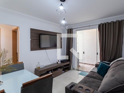 Apartamento com 2 Quartos e 1 banheiro para Alugar, 77 m² por R$ 1.600/Mês