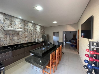 Casa com 3 Quartos e 4 banheiros à Venda, 220 m² por R$ 550.000