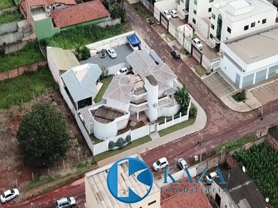 Casa com 4 Quartos e 5 banheiros à Venda, 435 m² por R$ 1.300.000
