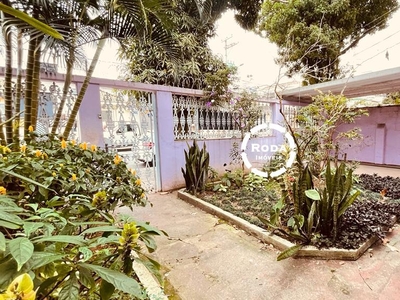 Casa com quintal e edícula a venda em Santos, localizada no bairro da Aparecida.