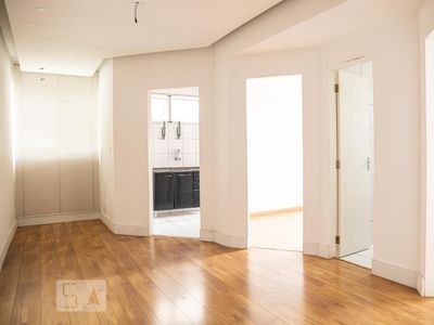 APARTAMENTO no 3º andar com 2 dormitórios e 1 garagem