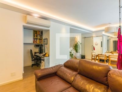 APARTAMENTO no 1º andar com 3 dormitórios e 2 garagens