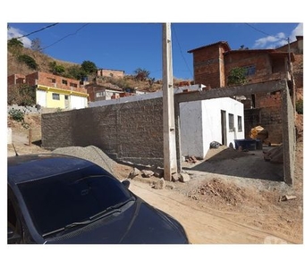 Casa padrão com dois andar, 3 dormitórios, 1 suite, 2 vagas