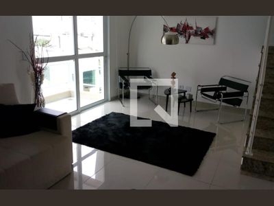 CASA EM CONDOMÍNIO com 3 dormitórios e 4 garagens