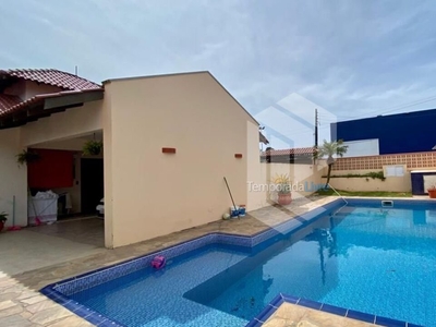 Linda e confortável casa com piscina na praia de Bombas