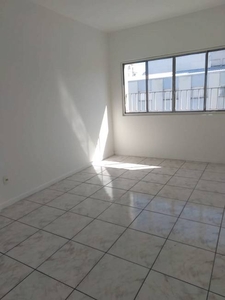 Apartamento com 2 Quartos e 2 banheiros para Alugar, 80 m² por R$ 2.000/Mês