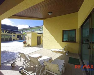 Casa Amarela com piscina e varanda no Maitinga em Bertioga