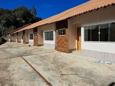 Casa com 2 quartos sendo 1 suíte em condomínio em albuquerque - teresópolis/rj.