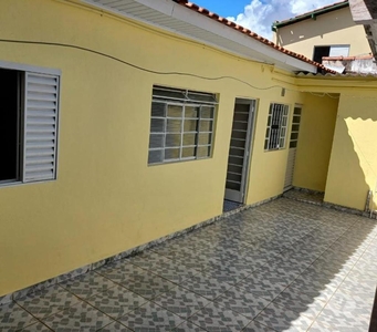 CASA PARA LOCAÇÃO (FUNDOS) COM 1 DORMITORIO SEM GARAGEM.