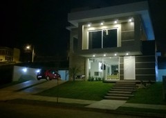 Casa de Condomínio à venda por R$ 820.000