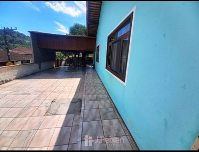 Casa no Bairro Água Verde em Blumenau com 4 Dormitórios (1 suíte) e 200 m²