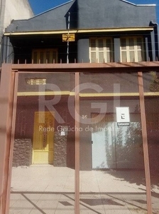 Casa comercial com 200m² localizado no bairro Rio Branco, Porto Alegre/RS. Composto por s