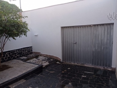 Casa térrea entrada individual com garagem e quintal