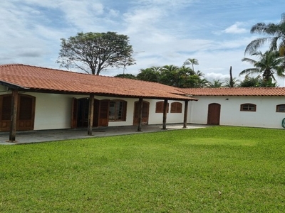 EXCELENTE IMÓVEL EM BAIRRO NOBRE DE ARARAQUARA PARA VENDA OU LOCAÇÃO