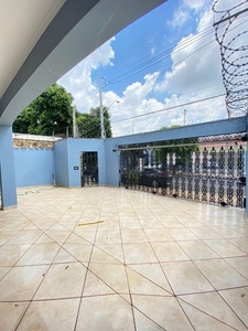 Sobrado com 3 suítes para alugar, 300 m² por R$ 4.500/mês - Vila Todos os Santos - Indaiat