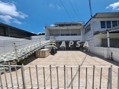 Excelente casa b, localizada no ibura, imóvel contendo 2 garagem fixas , para seu conforto. o dupl